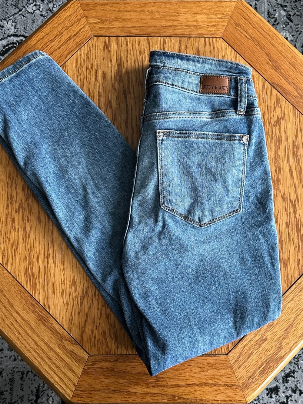*JUDY BLUE* Junior’s Medium Blue Distressed Relaxed Fit Skinny Jeans Size 3 / 26